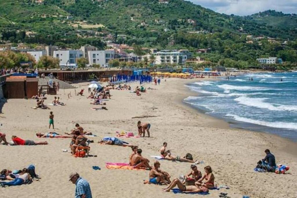 Cavour Holidays Чефалу Екстер'єр фото